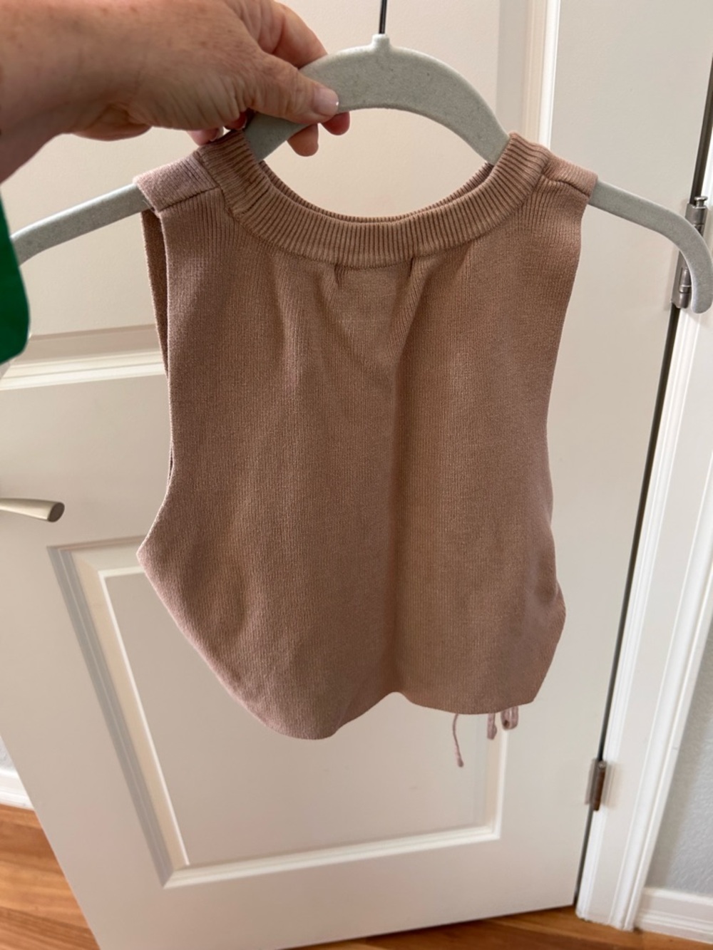 Forever 21 Ribbed Knit Cropped tank sweater. Keyhole side detail. Minimalist. M - Picture 3 of 7